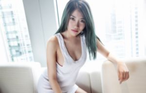 欧美明星羽绒服街拍_1080高清视频播放